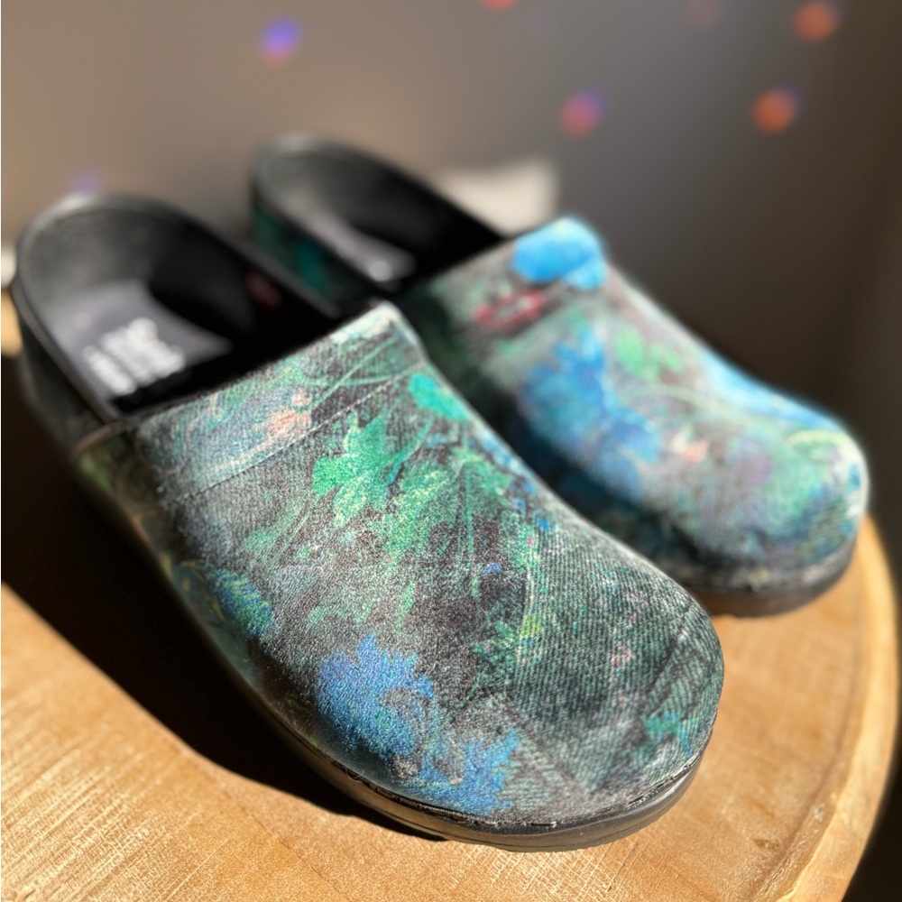 🍭 SANITA Velvet Floral Clogs Shoes - Women’s Size 8 / 39 🍭